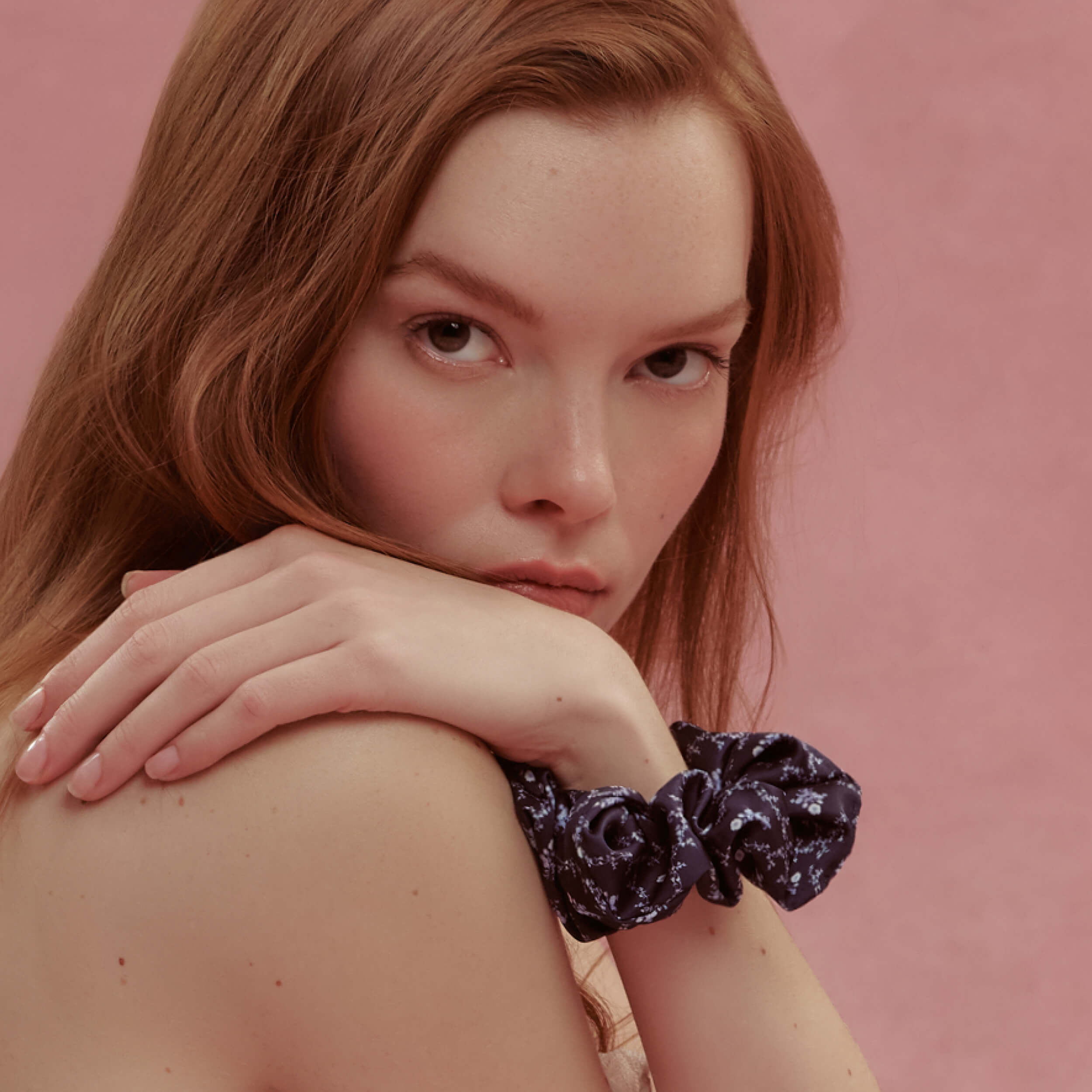 Wet Brush × Hill House Large Satin Scrunchie - Navy Trellis - Image 5